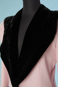 Chaqueta de lana rosa con cuello de terciopelo y solapa en el bolsillo, modelo DIAMANT NOIR de C. Petin