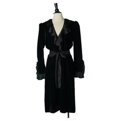 Schwarzes Cocktailkleid aus Samt mit Satin-Rüschen von SAINT LAURENT RIVE GAUCHE