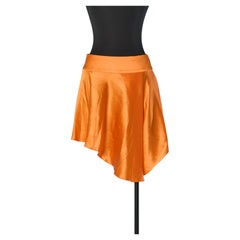 Asymmetrischer Minirock aus orangefarbenem Satin von ALEXANDRE VAUTHIER