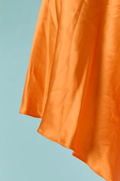 Asymmetrischer Minirock aus orangefarbenem Satin von ALEXANDRE VAUTHIER