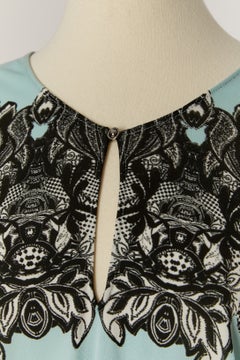 Vestido de cóctel de jersey estampado y mangas de gasa de seda negra de ROBERTO CAVALLI