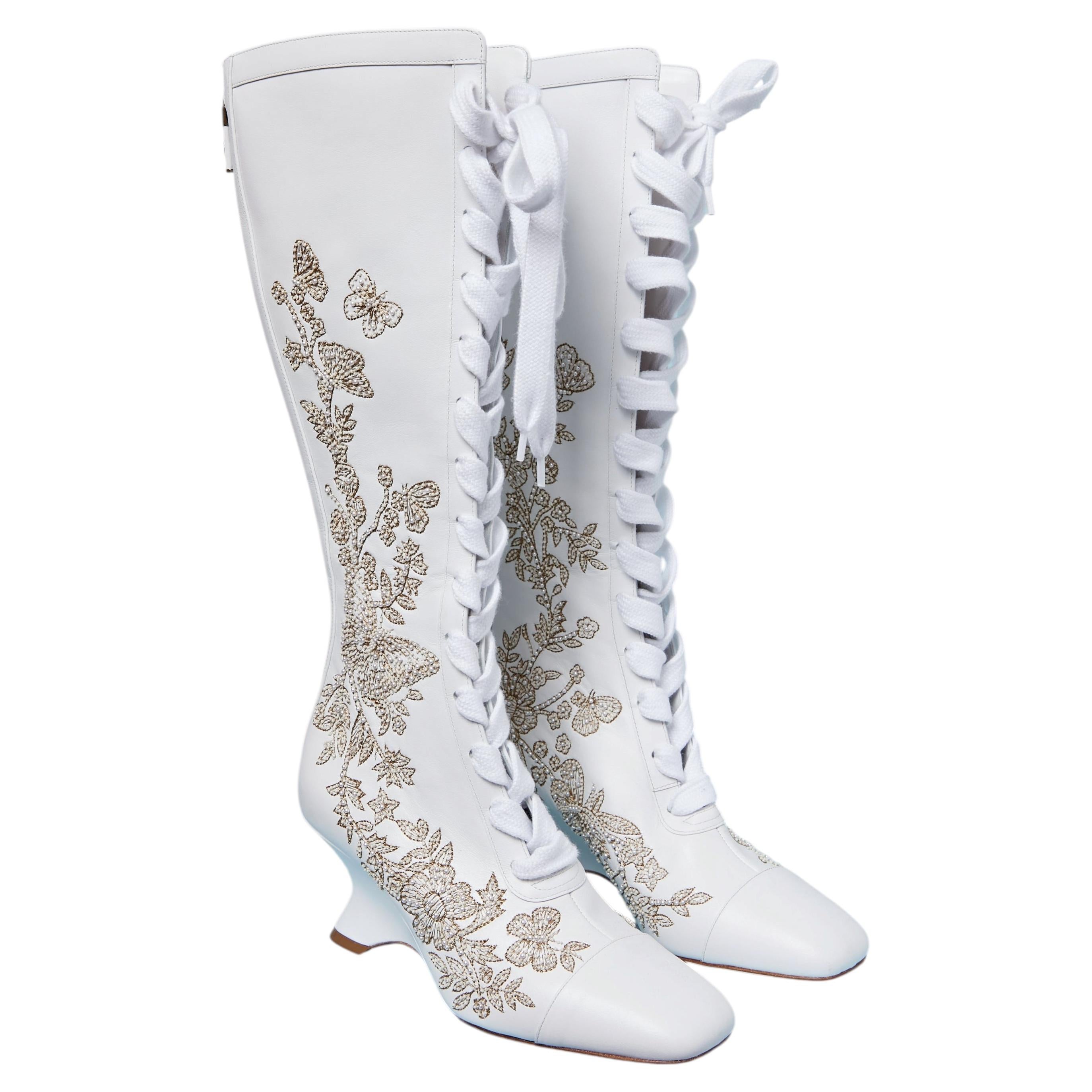 Weiße Lederstiefel mit Perlenverzierungen und Stickereien von CHRISTIAN DIOR
