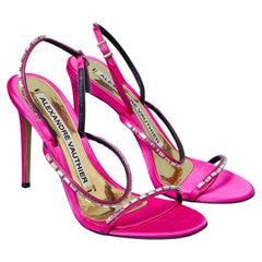 Fuchsiafarbene Satinsandalen mit Strasssteinen von ALEXANDRE VAUTHIER