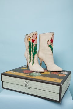 Cremefarbene Stiefel mit Stickereien und Nieten von GUCCI