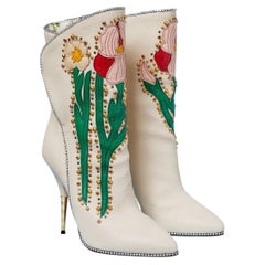Cremefarbene Stiefel mit Stickereien und Nieten von GUCCI