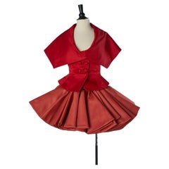 Kombination aus roter Satinjacke und rosa Rüschenrock von JEAN DOUCET