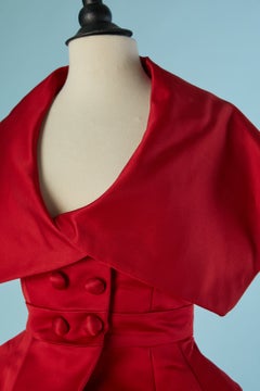 Kombination aus roter Satinjacke und rosa Rüschenrock von JEAN DOUCET