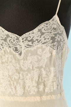 Robe nuisette en soie blanc cassé avec appliqués en dentelle. Vers les années 1930.