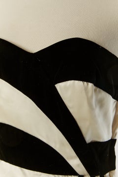 Robe de cocktail bustier en velours noir et satin ivoire VICTOR COSTA
