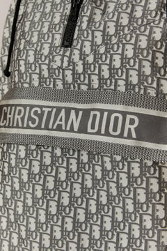 Parka gris y blanco roto con el monograma CHRISTIAN DIOR