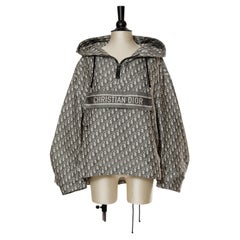 Parka gris y blanco roto con el monograma CHRISTIAN DIOR