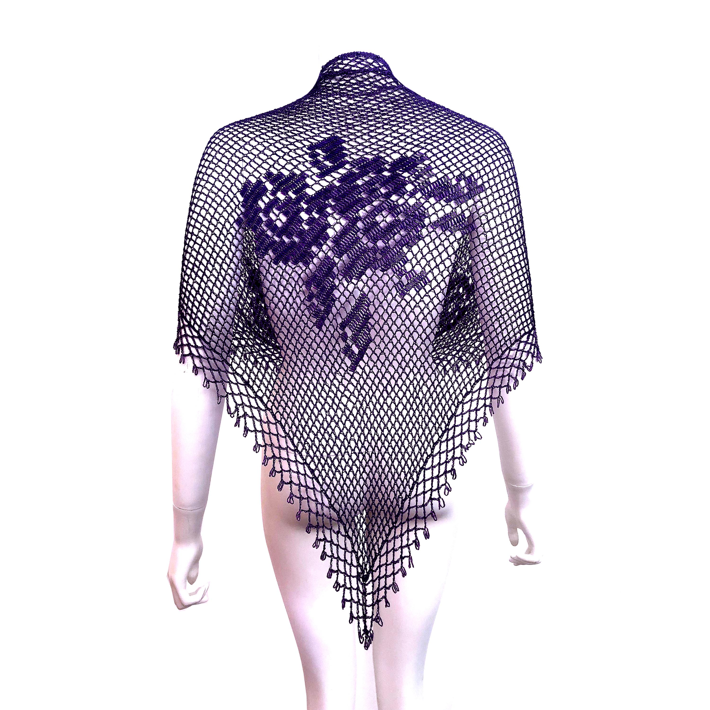 Violet Vintage des années 1970 - Echarpe châle en crochet de soie mauve - ourlet perlé et détails floraux en vente