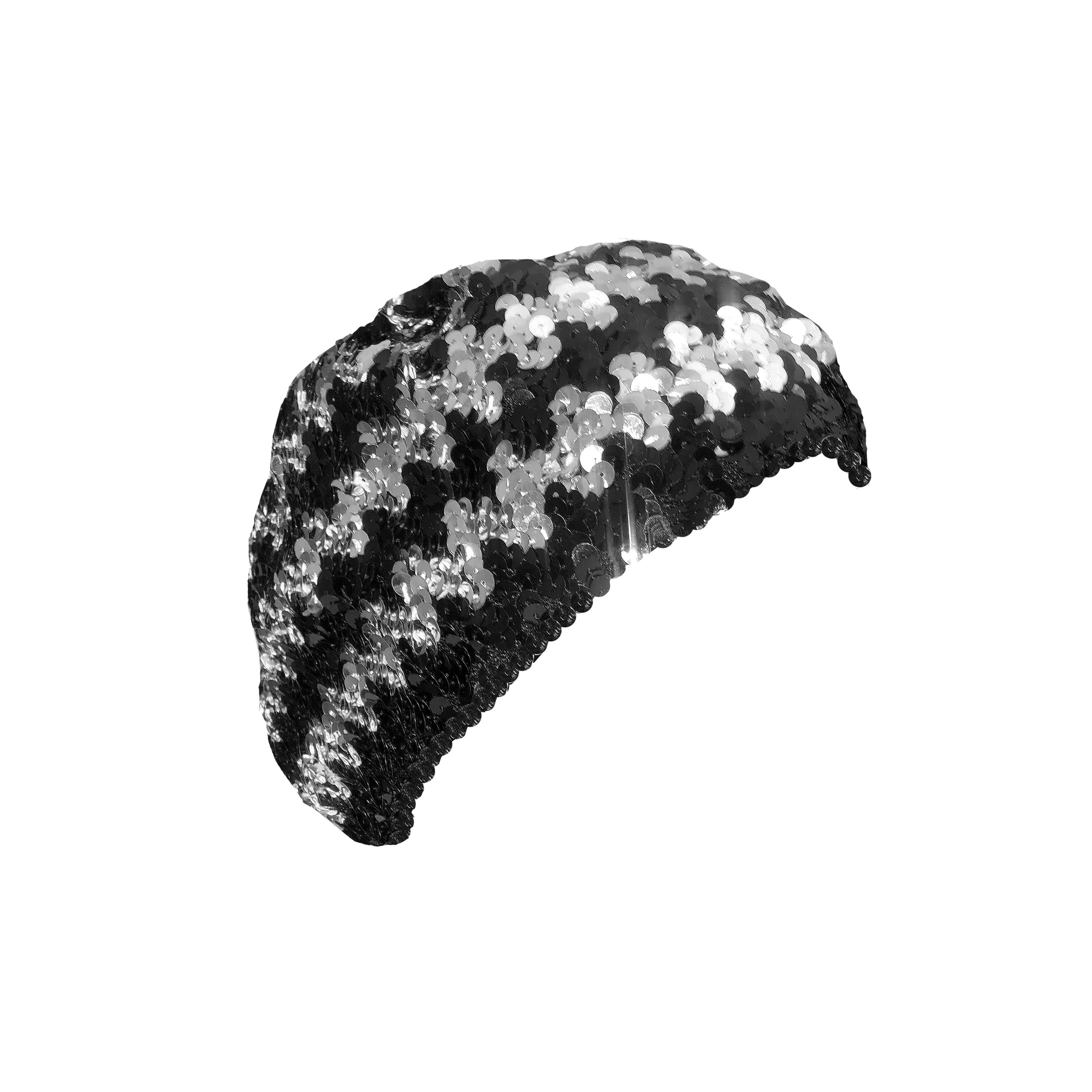 Dettagli del prodotto: Vintage anni '70 - Cappello a berretto e sciarpa di paillettes - Dettaglio di paillettes a strisce nere e argento / Fodera in maglia elastica - Sciarpa nera lunga e magra con paillettes / Fodera in rete nera 
Epoca: Vintage