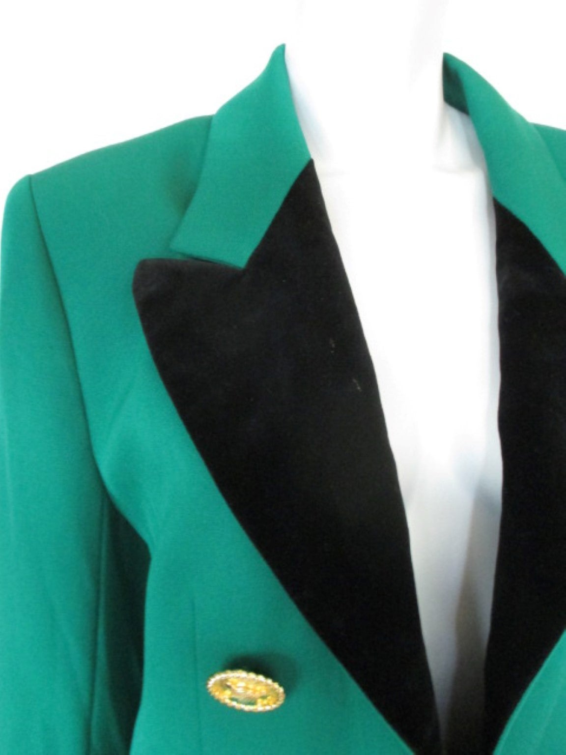 Green wool blazer with black velvet collars and golden buttons at the front and sleeves. 
Its 100% wool
size marked as France 44, fits like EU 40/42 US 10/12