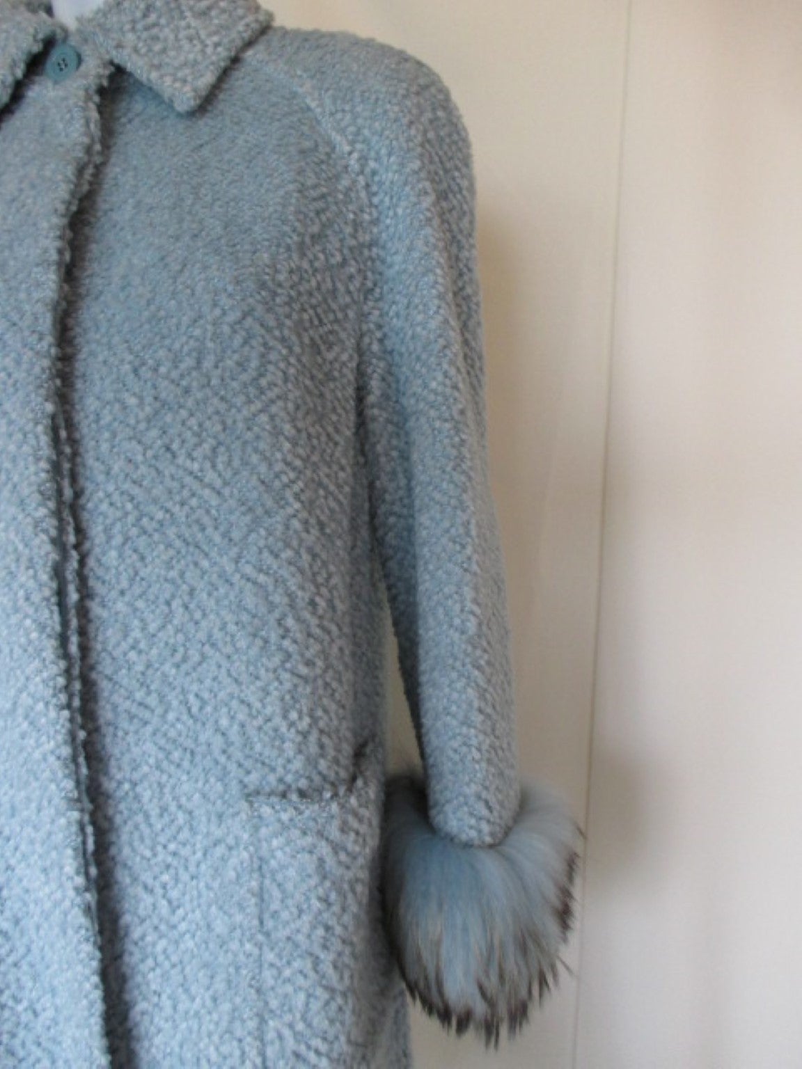 New Italian design Turquoise coat with fox fur details at the sleeves.

Size is 46 Italian but fits like EU 42/44 or US 12.