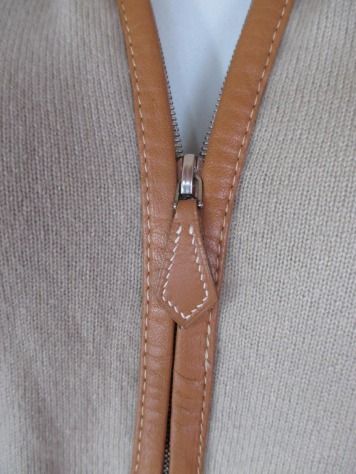 Hermes 100% Cashmere cardigan sweather with leather piping size L In Good Condition In Amsterdam, NL