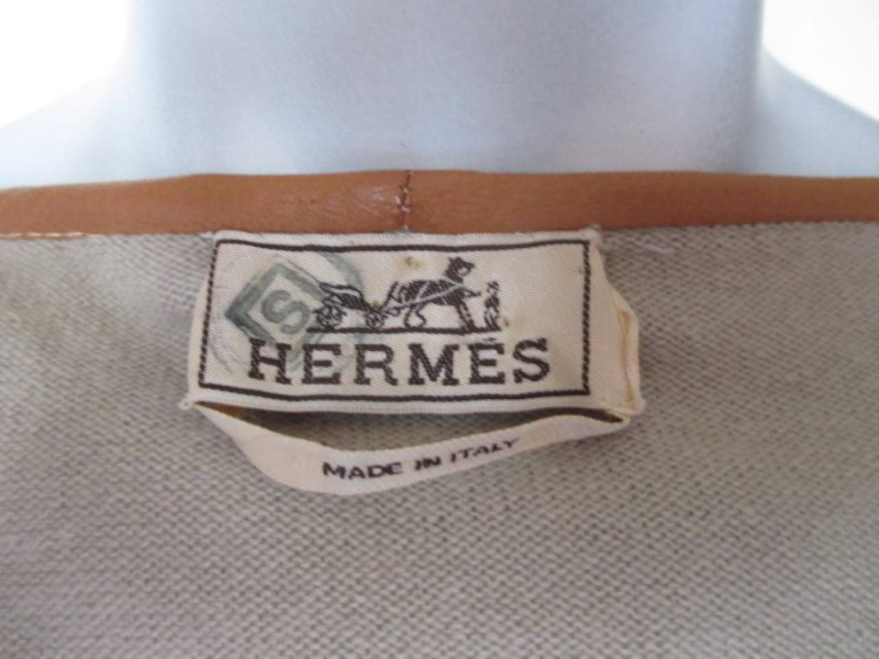 Vintage Hermes cardigan sweather  made of 100% Cashmere with leather piping and zipper for closing.

Color; beige/lightbrown
Size: Large
length of sleeve 65cm