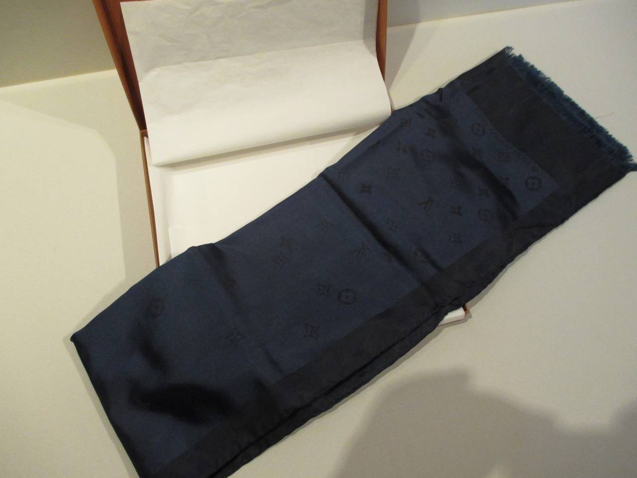 Louis Vuitton silk blue scarf with original box In Excellent Condition In Amsterdam, NL