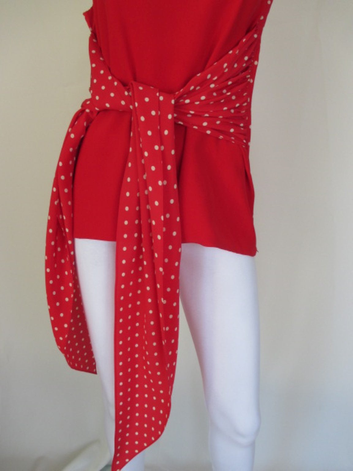 Rosso Valentino Camicetta in seta rossa a pois in vendita