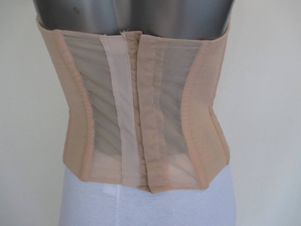 Thierry Mugler classic corset , flesh color with hooks to close and stays.
Size is france 40 but fits like 36 EU size

Measurements,
waist : 66 cm
side length: 23 cm
bust size : 70 cm
cup size : 16 diagonal