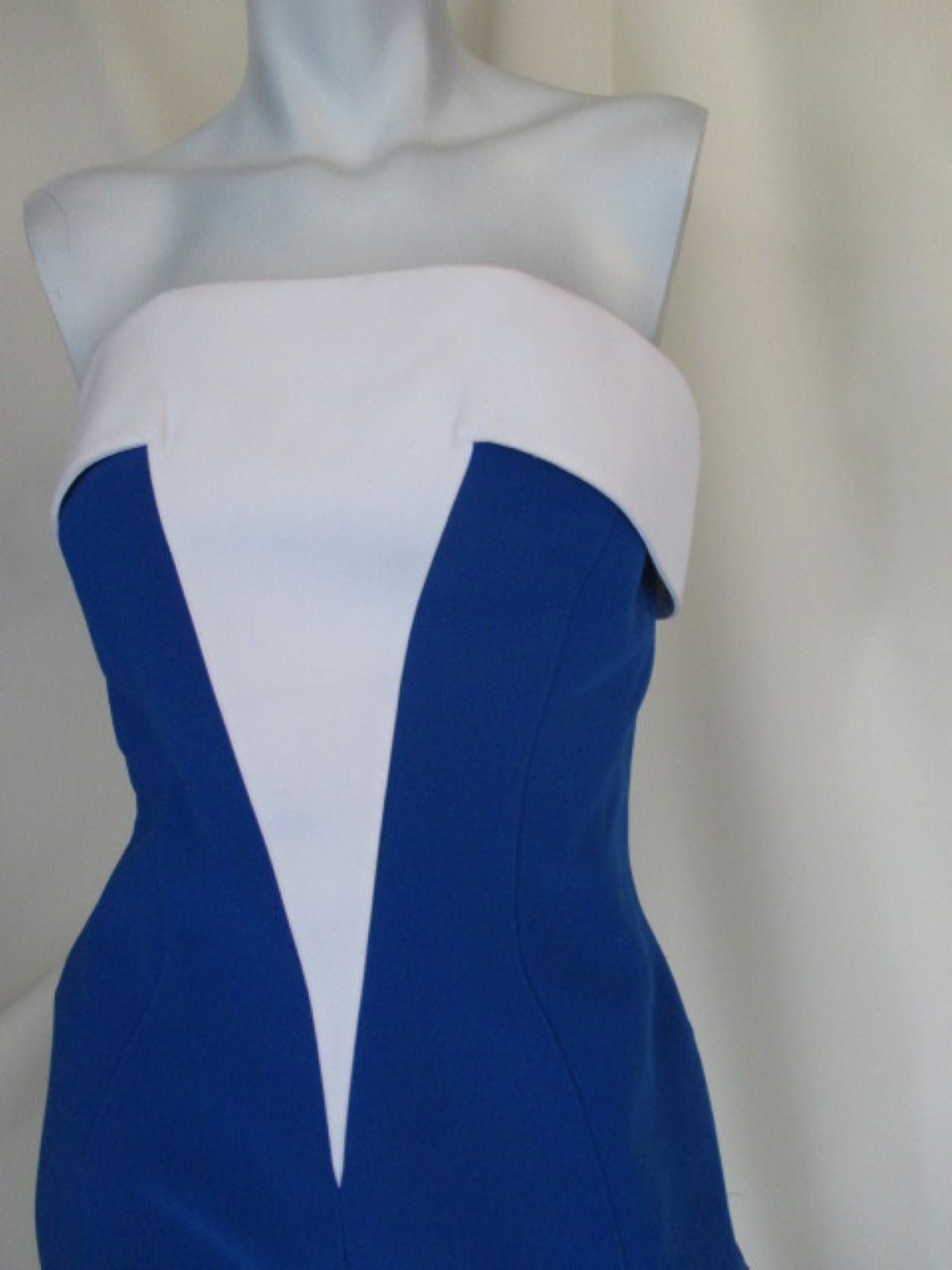 Thierry Mugler edgy party sleeveless dress, color blue & white.
Size france 40 but fits like a eu 36

Measurements:
Length: 77 cm
Bust:  66 cm
Waist: 70 cm
Hips:  90 cm