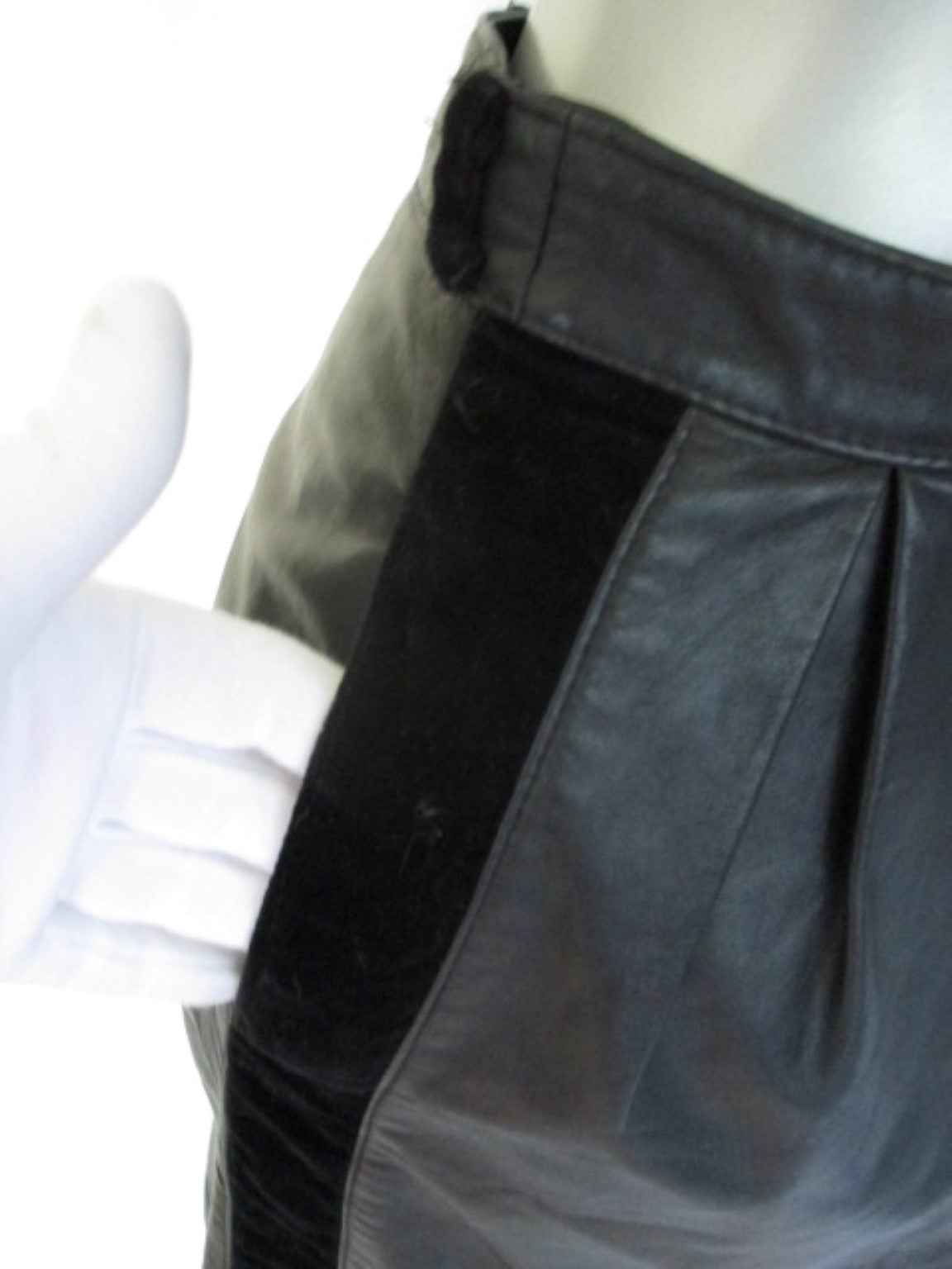 Valentino black leather skirt with a vertical velvet panel at 1 side and 2 side pockets.
size is Italian 42 appears to be smaller, please refer to the measurements in the description.
Please note that vintage items are not new and therefore might