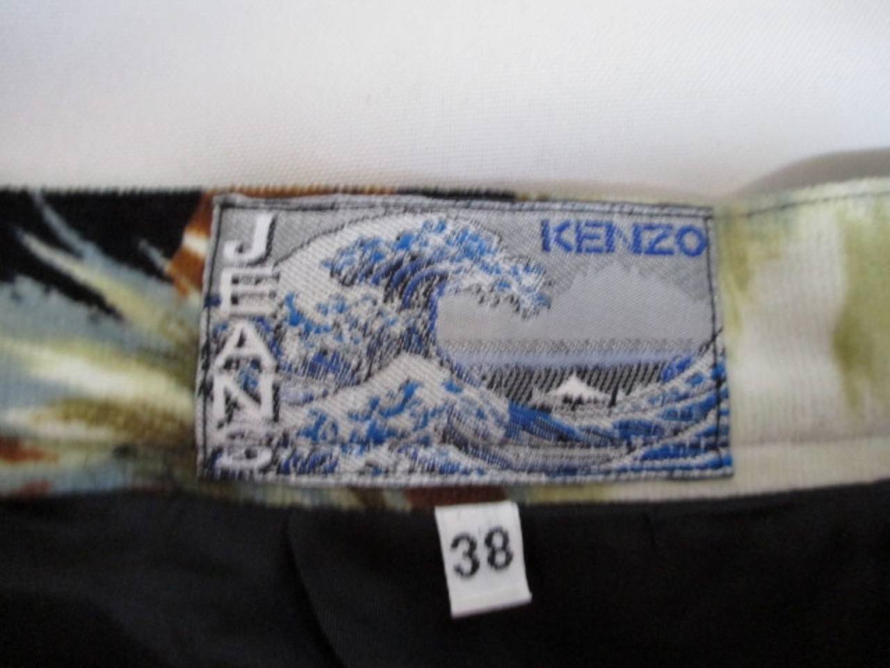 Jupe en velours imprimé chevaux sauvages de Kenzo jeans avec une fermeture éclair.
Semble être un 38/Small français, veuillez vous référer aux mesures dans la description.
nous offrons plus d'articles vintage Kenzo, regardez notre