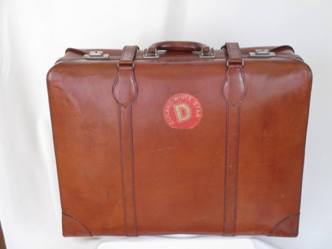 brown leather suitcase with Cunard White Star D-Deck label, 1930s  In Good Condition For Sale In Amsterdam, NL