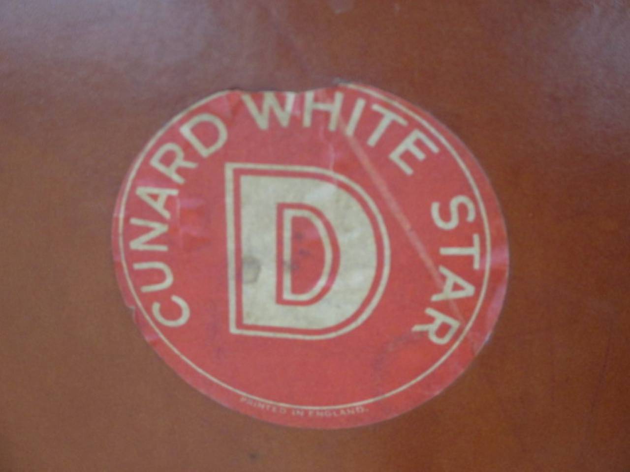 Très rare valise en cuir marron des années 30 avec 2 sangles en cuir et sur les deux côtés
étiquettes d'expédition Cunard White star.
L'intérieur est en tissu écossais avec du cuir, les serrures sont bonnes mais sans clés.
Les initiales du