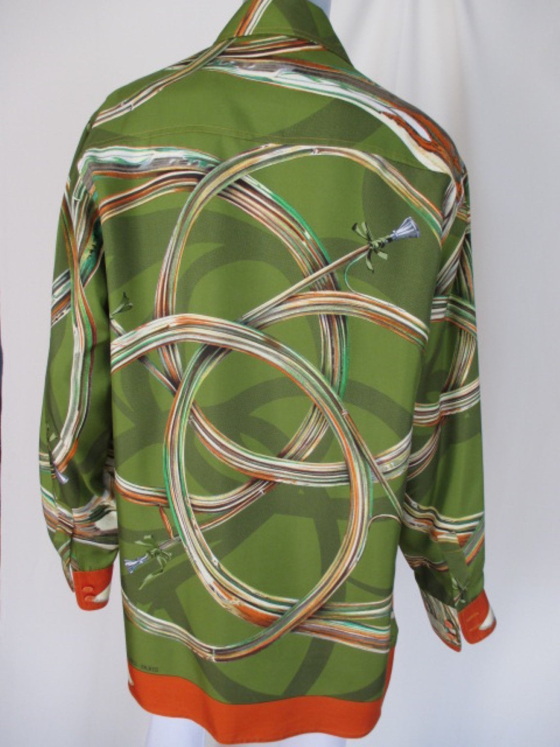 Hermes printed blouse with French horn designed by de Linares.
Color  is orange and green,
100% silk.
Size is eu 42
