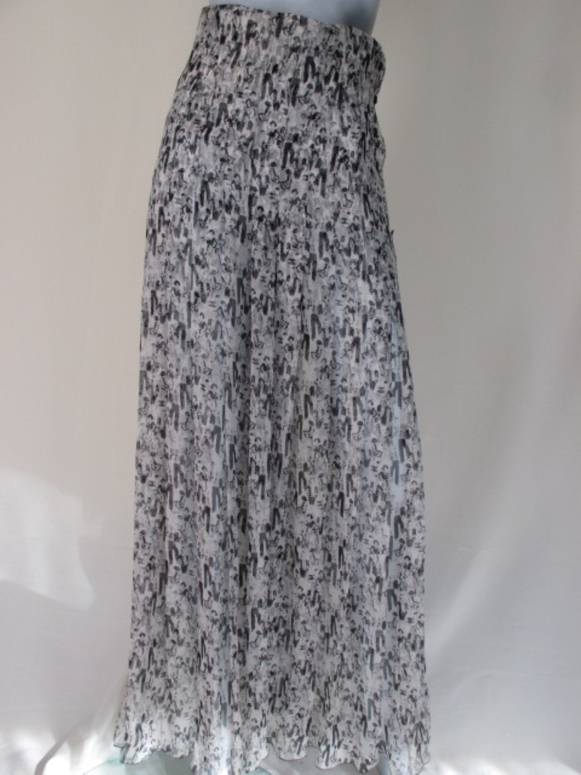 Chanel very rare high-waisted printed culottes.
Side is closing with a zipper, black cc buttons and snaps.
Fabric is 100% silk muslin and very floaty.

Size is marked France 38 but fits smaller
Slightly damaged at the bottom of the hem which is