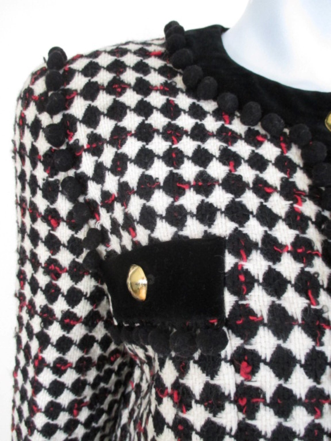 Blazer Escada in stile Chanel disegnato da Margaretha Ley nel 1980.
Il blazer è un modello bianco e nero con bottoni rossi e oro.
Il materiale è lana.
La taglia è segnata eu 38 ma calza come una piccola eu 40
Si prega di notare che gli articoli