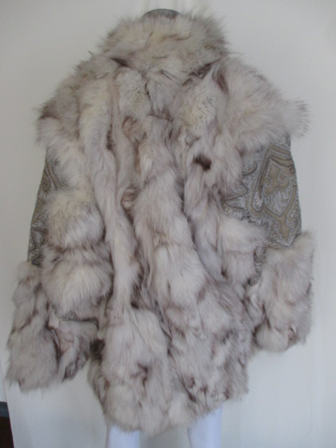 Fox vintage fur coat with 2 pockets, embroidered leather panels on the sleeves and fastens with 1 button and 2 hooks at the front.
Made in Italy from Arianna in Firenze
Size is medium/large