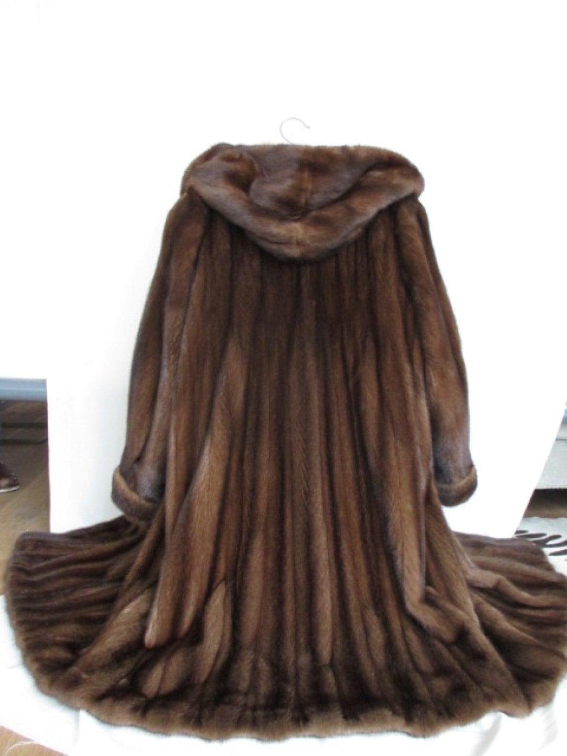 Mink coat of sable quality with hood from the atelier Matthiessen pelz in Sylt (Germany).
The coat has 2 pockets, zipper interior pocket , a hood, 1 exterior- 1 interior button and 5 hooks at the front.
The coat is light-weight, shiny, supple and