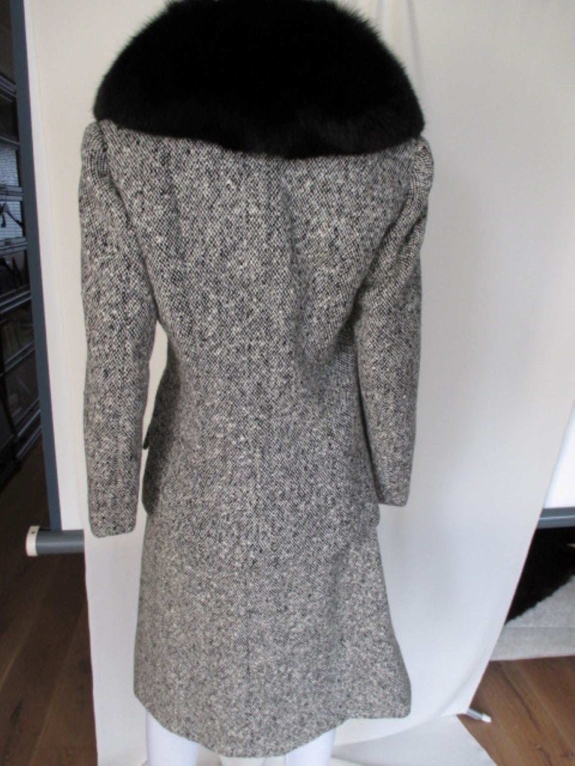 Zweiteiliger Tweed-Anzug aus Wolle mit schwarzem Fuchspelzkragen im Zustand „Gut“ im Angebot in Amsterdam, NL