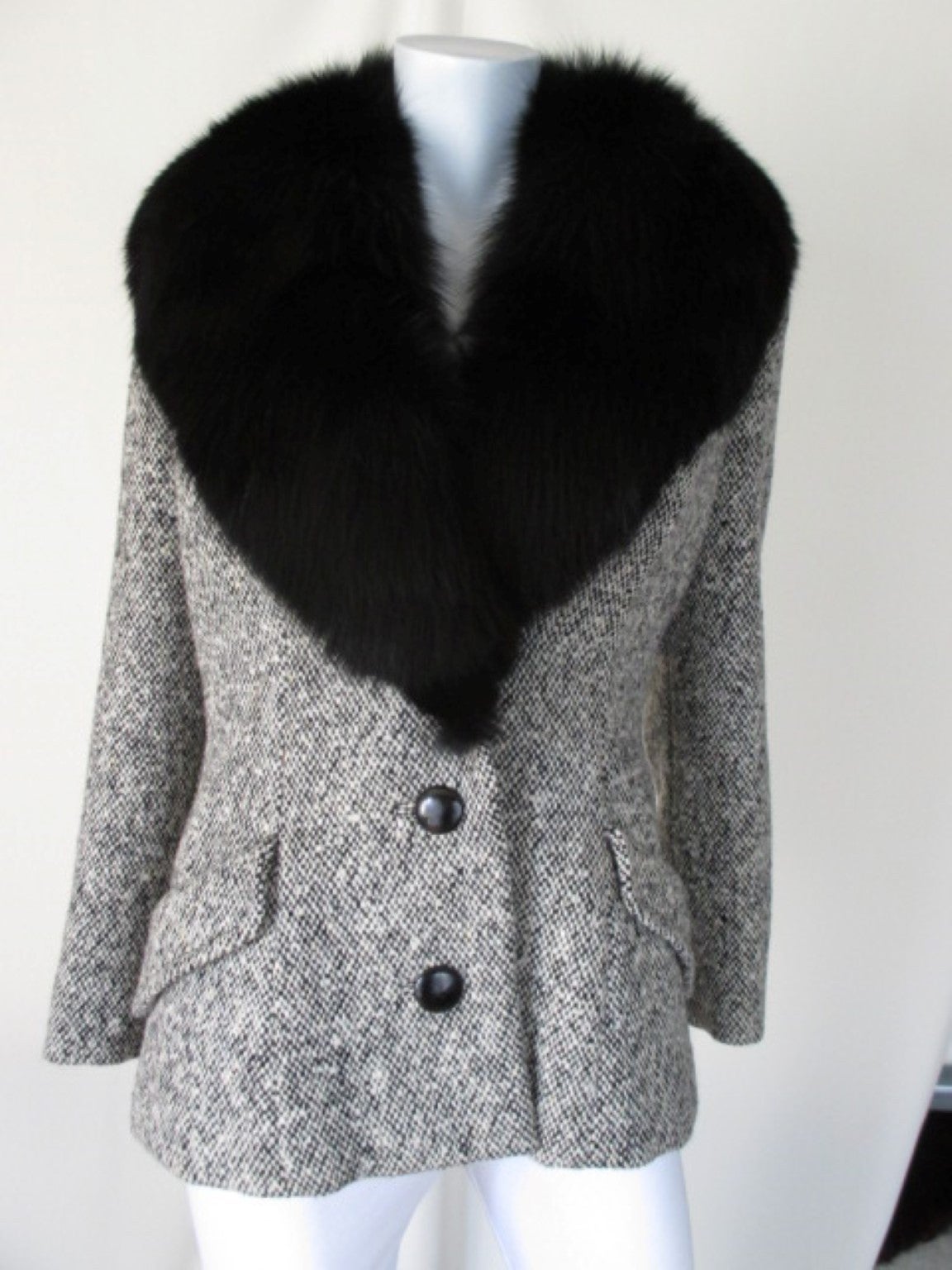 Zweiteiliger Tweed-Anzug aus Wolle mit schwarzem Fuchspelzkragen (Grau) im Angebot