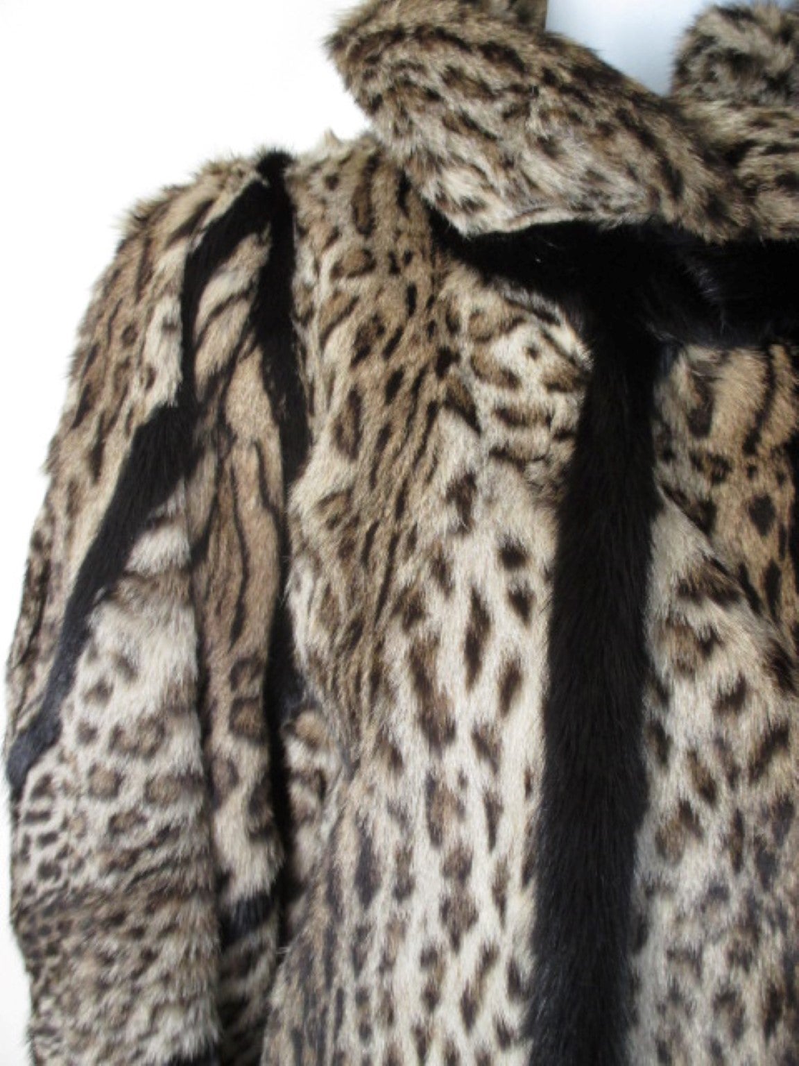 This exclusive design vintage fur coat is full length has 5 hooks and 2 black leather line pockets.
Trimmed with black mink fur and has wide sleeves.
This item is a collectors piece from around 1940's
Appears to be EU 38-40/US 8-10 medium,please