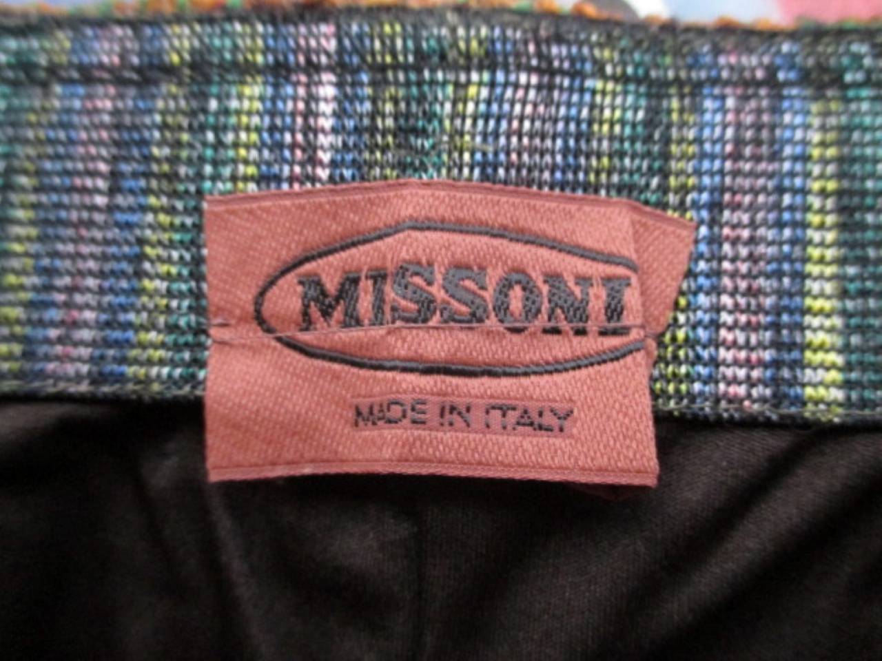 This Missoni wool cape is connected to the top and can be closed at the front with 3 buttons, the skirt has a stretch band.
The size is Italian 46 but fits like eu 40/42 (medium)

Please note that vintage items are not new and therefore might have