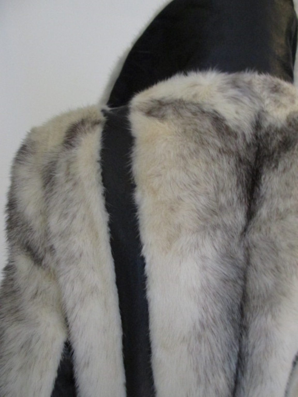 Exclusive cross mink fur knee length coat with leather details In Good Condition In Amsterdam, NL