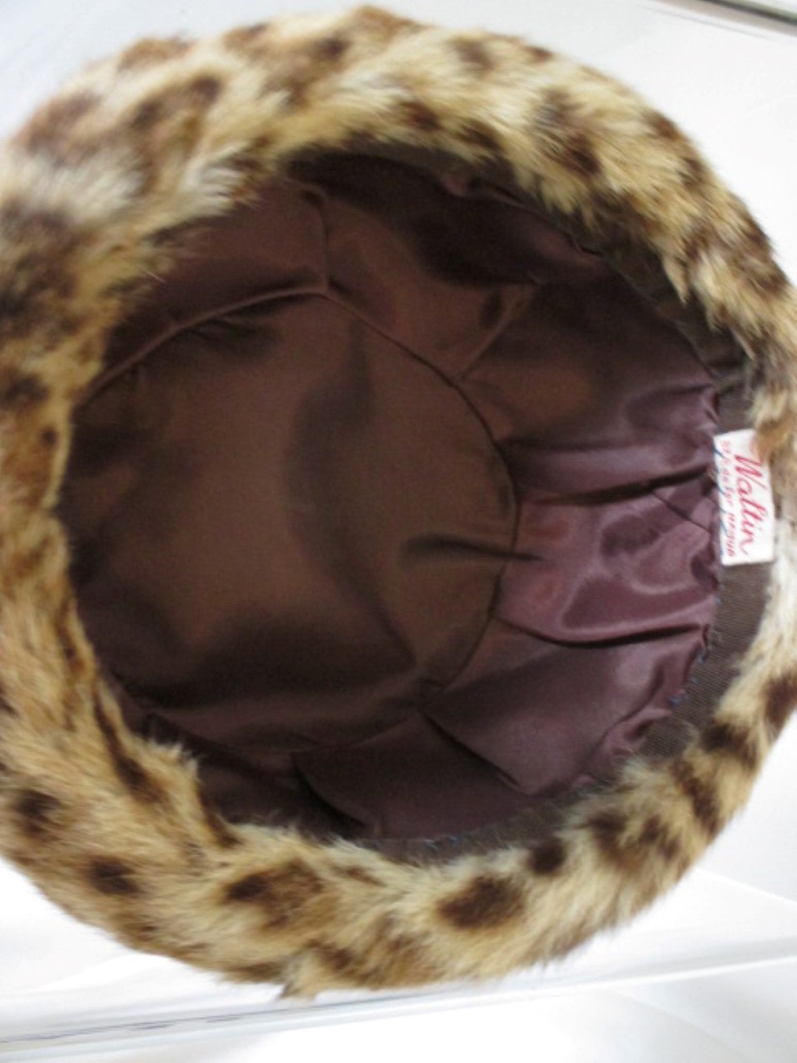 This Leopard fur pill box hat is from the atelier Waltin Namur.
The top of the hat is made from a kind of brown velour.