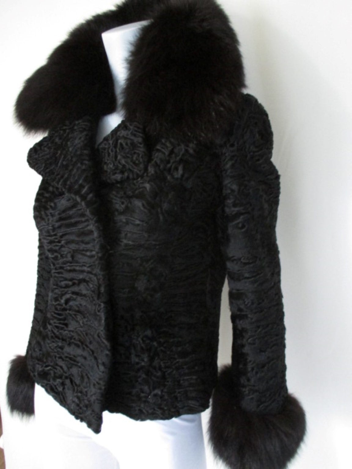 This jacket has flaired sleeves with black fox cuffs.
It has a fox collar, 2 hooks and an inside pocket.
It is from the atelier Gerson in Germany.

Size is about EU 36-38
