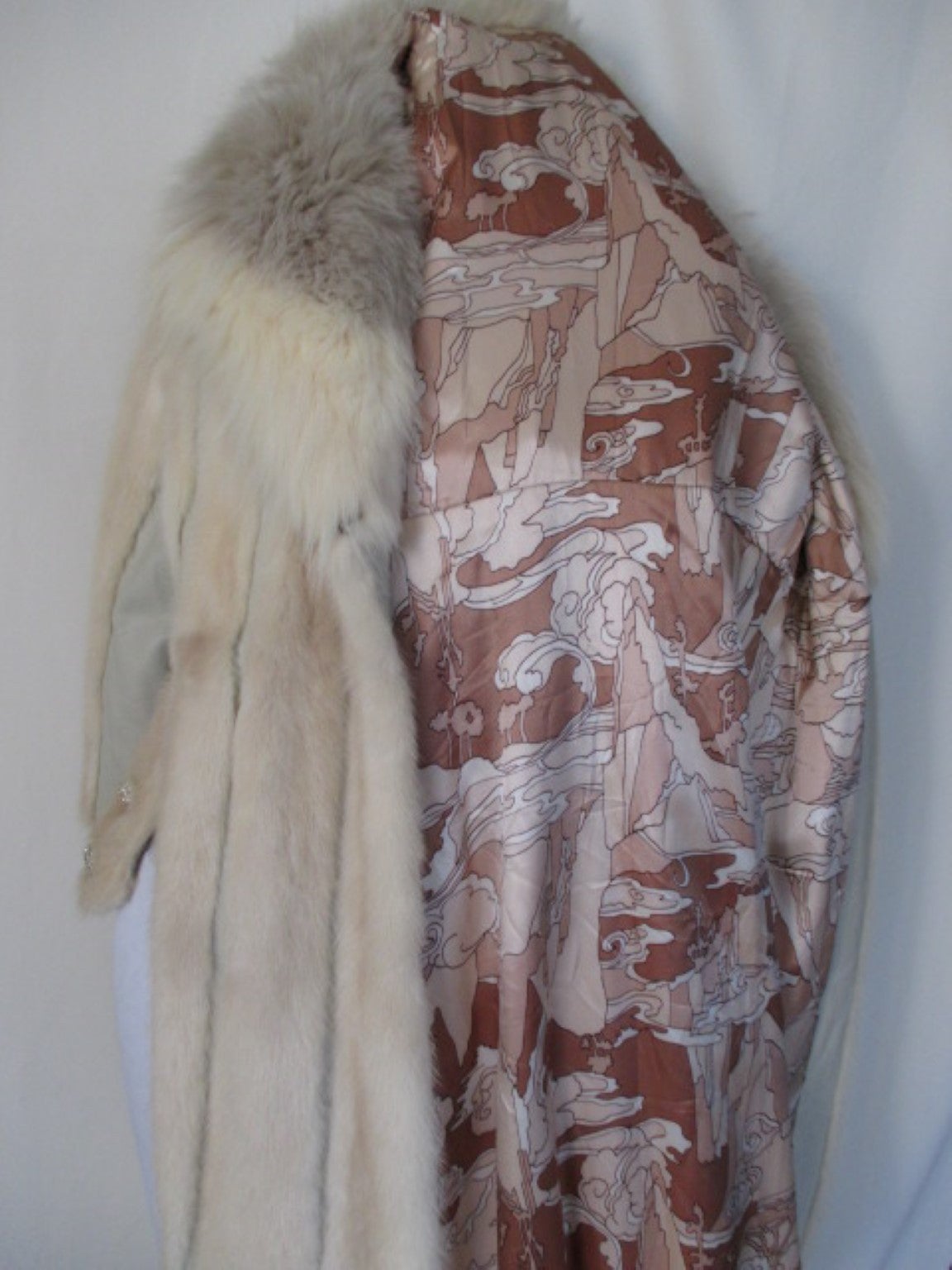 Extravagant manteau ceinturé en fourrure ivoire de vison  en vente 1