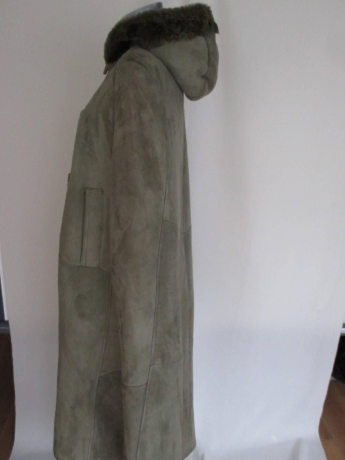 This vintage hooded suede leather is very warm to wear.

We offer more shearling/fur items, view our frontstore.

Details:
4 closing hooks, a hood
Color is soft green.
The cape is in vintage fair condition and has wear of use issues at the