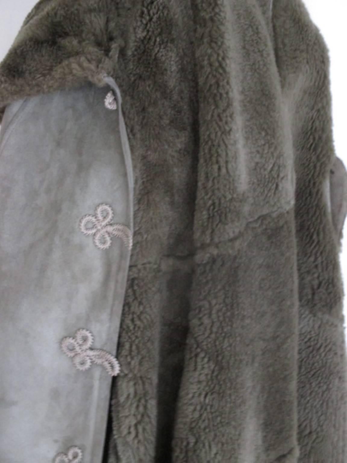 Green hooded Suede Shearling Fur Cape In Fair Condition In Amsterdam, NL