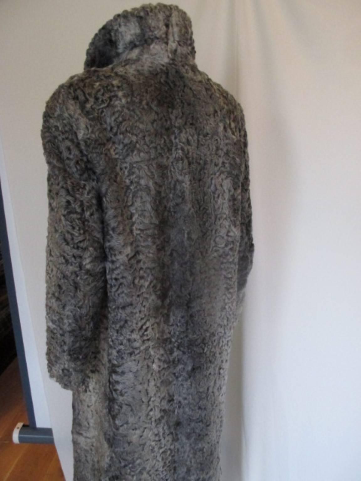 This coat has 2 pockets, 1 hook at the collar, 3 closing hooks with 6 decorative buttons.
The fur is soft and in good vintage condition
The size is aproxx.  eu 38/40, us 8/10 medium, see section measurements.

Please note that vintage items are not