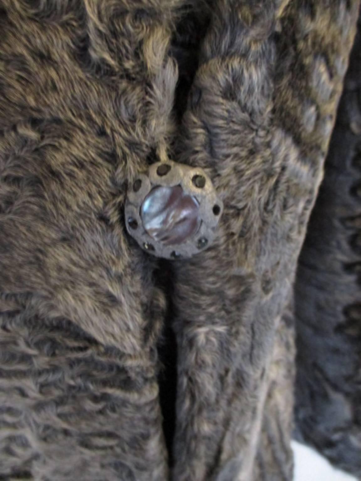 Eleganter silber-grauer persischer Lammfellmantel im Zustand „Gut“ im Angebot in Amsterdam, NL
