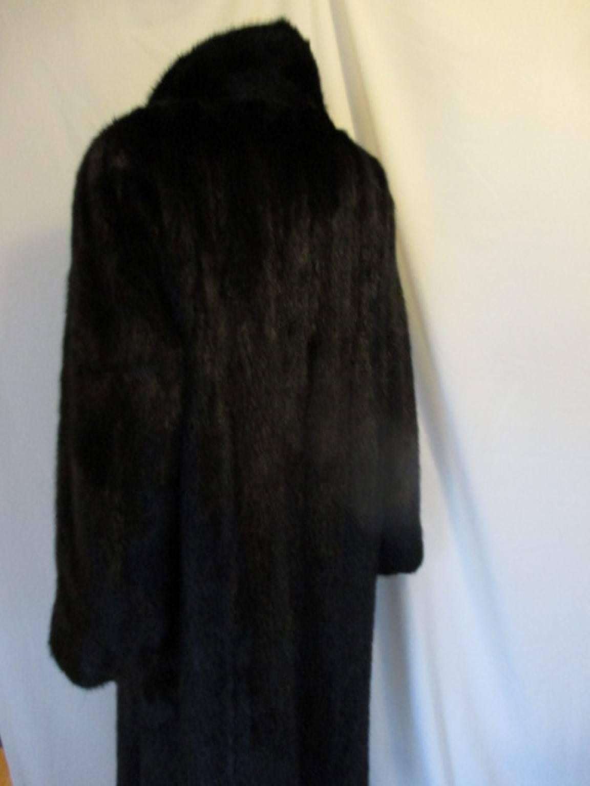 This full length black mink fur is in very good condition and has 2 velvetpockets, an inside pocket and 3 closing hooks.

The size fits like a medium , EU 42