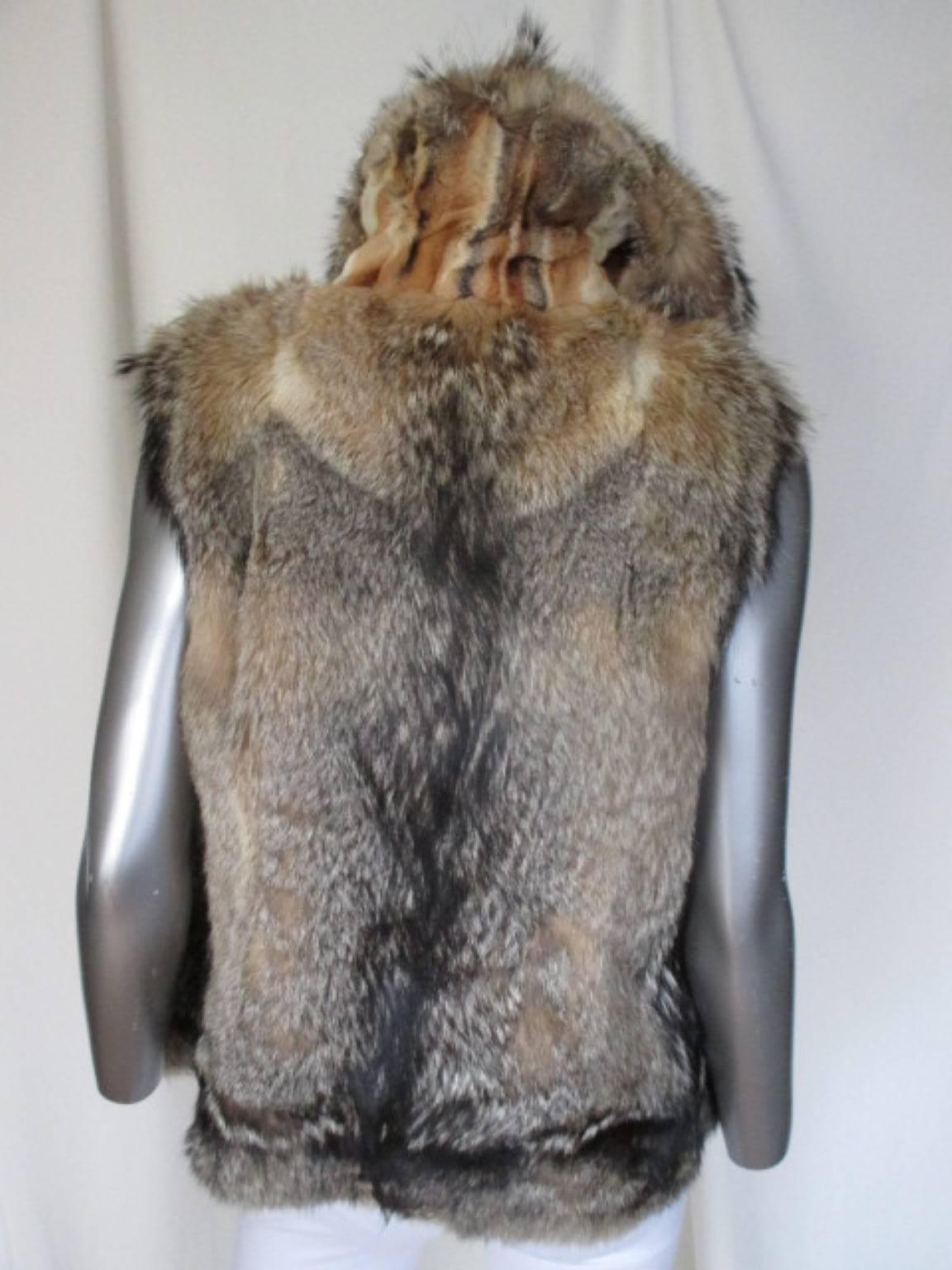 This beautiful vintage vest has 2 pockets , 3 hooks and is silk lined.
The edge of on of the pockets is slightly worn en the rest of the coat is good.

Size fits like eu 38