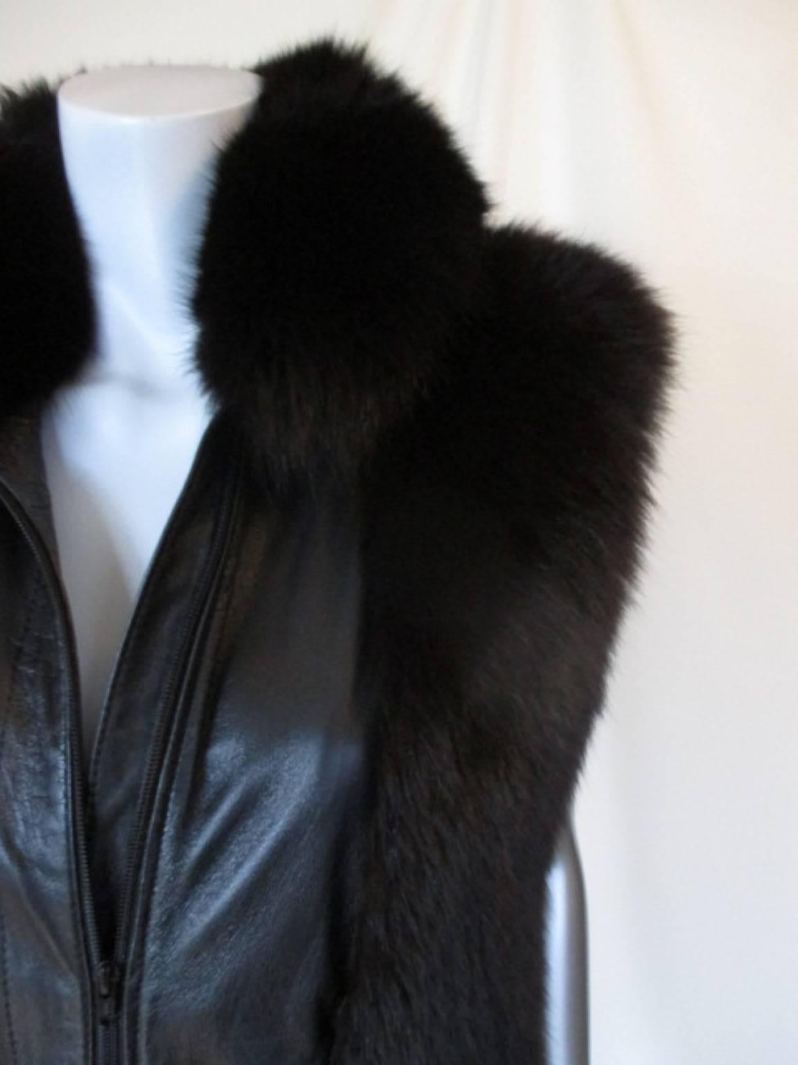 This sharp looking vest has 2 hidden pockets behind the fox fur, a zipper closing and is made from very soft leather and soft fox.
Its in vintage condition.
The size fits like EU 40/ US 10