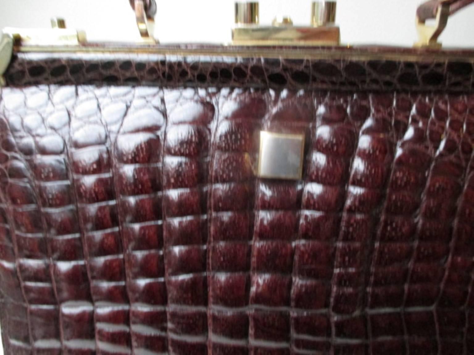 elegant crocodile leather frame box bag In Good Condition For Sale In Amsterdam, NL